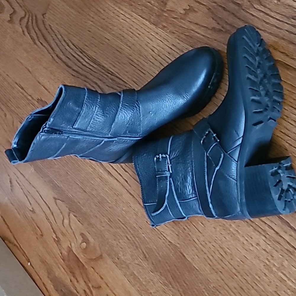 Aerosoles Size 7.5 Black Leather "Moto" Style Ankle Boots - Picture 2 of 12